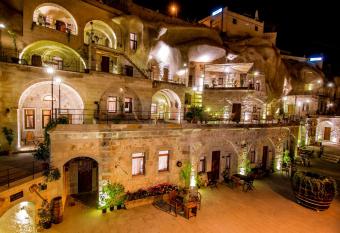 Hera Cave Suites has rooms with a private hot tub