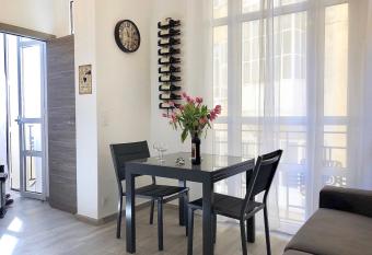 Nice Centre Flat - Modern, Quiet and Brand New has Balcony rooms