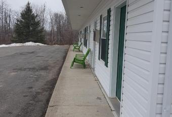 Covered Bridge Inn & Suites has Balcony rooms