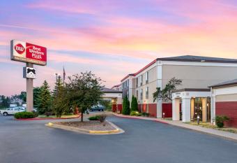 Best Western Plus Eau Claire Conference Center allows 18 year olds to book a room