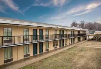 Quality Inn Elizabeth City near University has Smoking rooms