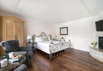 Coachman's Inn, A Four Sisters Inn has rooms with a private hot tub