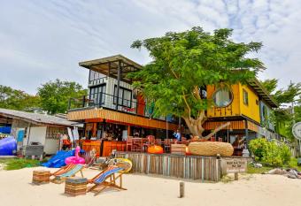 Baan Rom Talay Made  has Balcony rooms