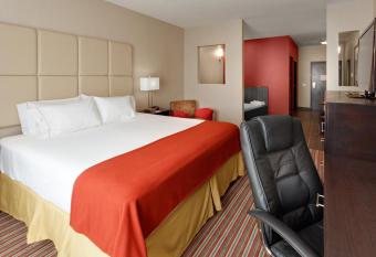 Holiday Inn Express & Suites York Ne - Market Street has rooms with a private hot tub