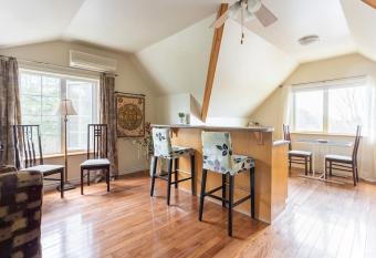 The Loft! Charming, Cozy, Quiet, Nature & Golf allows 18 year olds to book a room