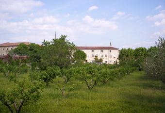 Hotel Des Oliviers allows 18 year olds to book a room