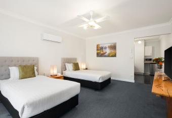 Comfort Inn The International allows 18 year olds to book a room