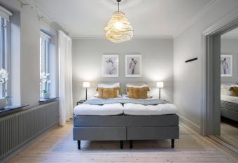 WOW, F  reningsgatan 9 allows 18 year olds to book a room
