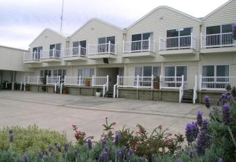 A Great Ocean View Motel has Balcony rooms