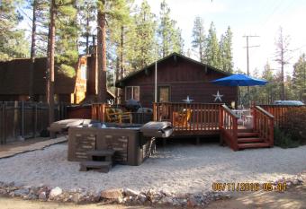 Owl Pine Ranch has rooms with a private hot tub