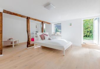 Privatzimmer mit eigenem Bad (6599) allows 18 year olds to book a room