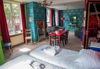 Stee in Stad allows 18 year olds to book a room