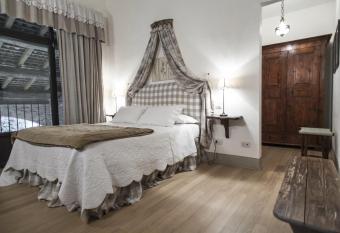 Villino di Porporano allows 18 year olds to book a room