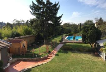 B&B Insolite entre Lyon et a  roport allows 18 year olds to book a room