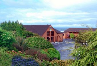 SureStay Plus Hotel by Best Western Gold Beach has rooms with a private hot tub