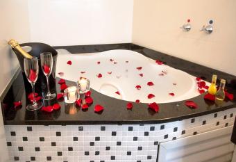 Pousada Bora Bora has rooms with a private hot tub