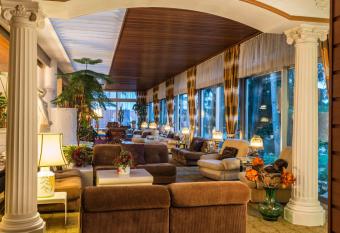 Parkhotel 1970 allows 18 year olds to book a room