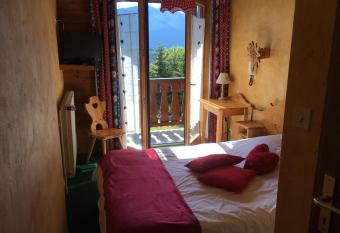 H  tel les skieurs has Balcony rooms