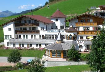 Berghotel Almrausch allows 18 year olds to book a room