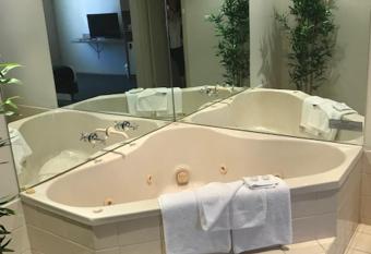 Bay Motel Hotel has rooms with a private hot tub