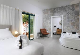 49 Boutique has rooms with a private hot tub