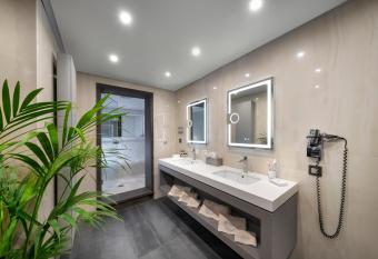 Iakovakis Suites & Spa has rooms with a private hot tub