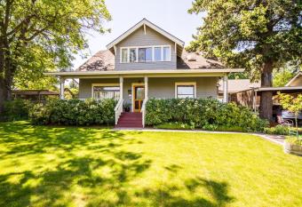 Oak Hill Bed & Breakfast has Balcony rooms