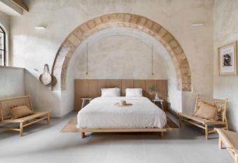 Melisende allows 18 year olds to book a room