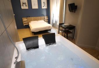 Les Bulles de Mona  has rooms with a private hot tub