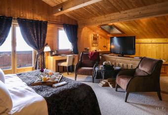 Fer    Cheval has rooms with a private hot tub