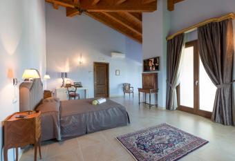 Casale Santa Maria Country House has rooms with a private hot tub