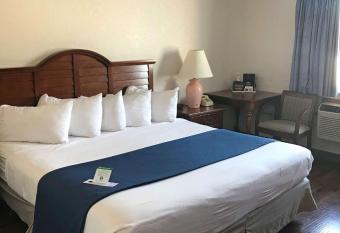 Americas Best Value Inn Sault Ste. Marie has rooms with a private hot tub