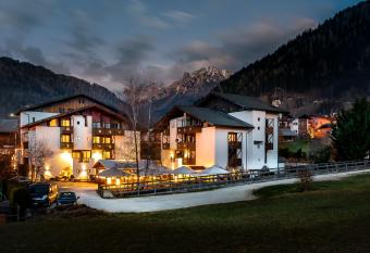 Hotel Castel Pietra has Balcony rooms