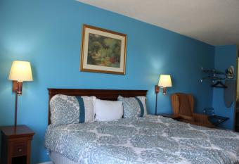 Fairbridge Inn Express Mount Vernon has rooms with a private hot tub