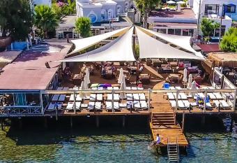 Art Suites Hotel has Balcony rooms