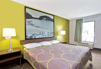 Super 8 by Wyndham Gainesville has rooms with a private hot tub