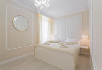 Boutique Hotel Ba  vice allows 18 year olds to book a room