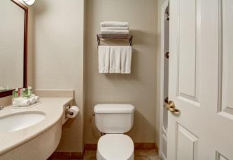 Spark by Hilton Guelph has rooms with a private hot tub