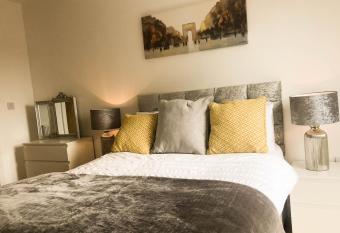 City Centre Apartment has Balcony rooms