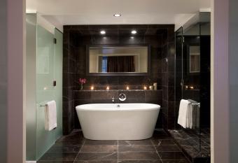 Rosewood Hotel Georgia has rooms with a private hot tub