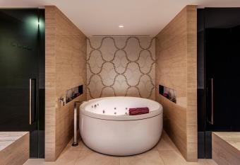 The Darling at The Star has rooms with a private hot tub