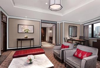 The Athenee Hotel, a Luxury Collection Hotel, Bangkok has rooms with a private hot tub