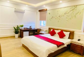 Nhu Y Hotel allows 18 year olds to book a room