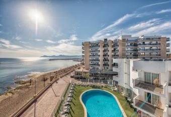 Hotel THB Gran Bah  a allows 18 year olds to book a room