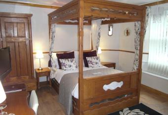 Virginia Cottage Guest House allows 18 year olds to book a room