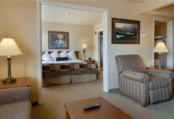 Wingate by Wyndham Greenwood Village/Denver Tech has rooms with a private hot tub