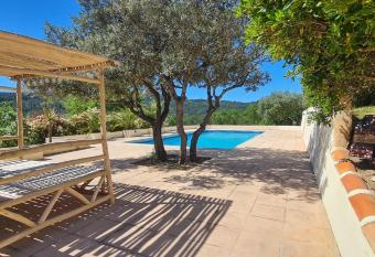 Gites Colline De Sollies allows 18 year olds to book a room