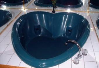 Wagon Wheel Inn has rooms with a private hot tub