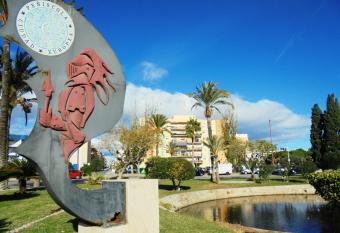 Los Labradores has Smoking rooms