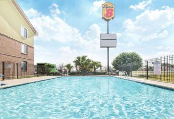 Super 8 by Wyndham Lafayette LA has Smoking rooms